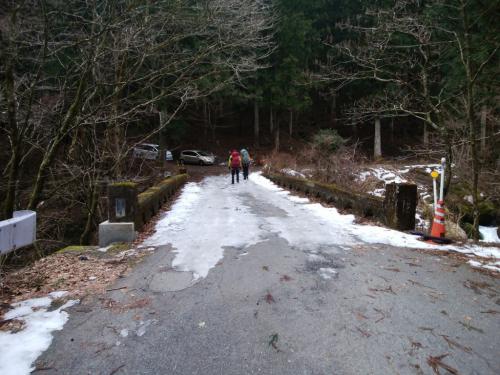 この橋を渡って右へ行きます