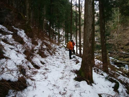 この付近は結構雪が凍ってるところがあって右へ落ちるとヤバイところが結構あった