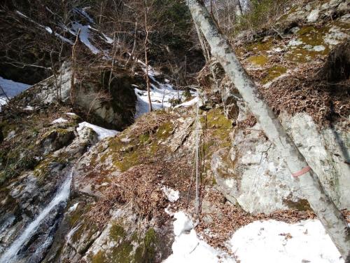 ここで初めての残置ロープ箇所。ここがアイゼンとピッケル装着してると登りにくい