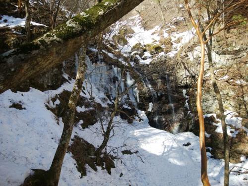 急登を登ったところに氷柱群あり。この時期だけどこれはこれで綺麗。右下に虹も見られた