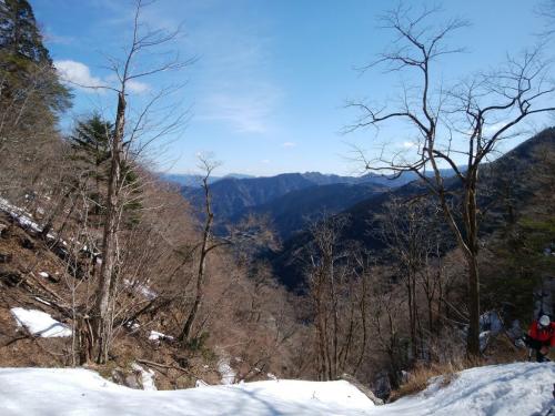 反対側を向くと台高山脈の山々も見られた。天気は最高
