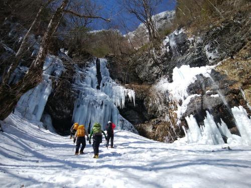 氷柱の中へ向かうが、滝から氷の塊がバンバン落ちてきて結構デンジャーだった