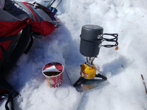 氷の塊が滝から落ちてきて危険なので少し離れて昼食にする