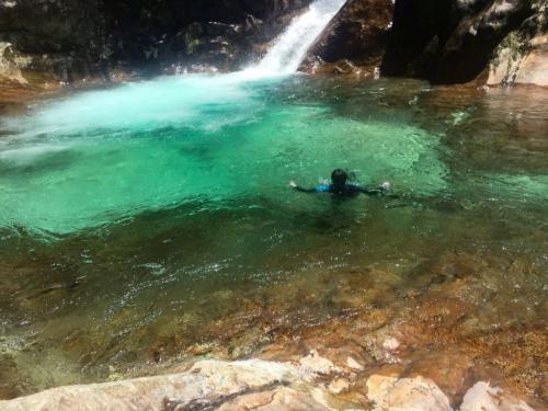 10m２段の滝壺でひでぶーさんが浮かぶ