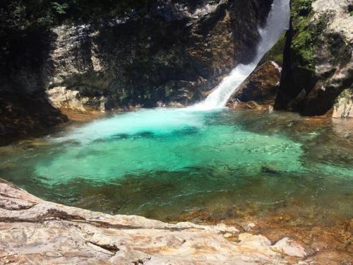カメラの色が悪いけど、今年もブルーの滝壺でしたよ