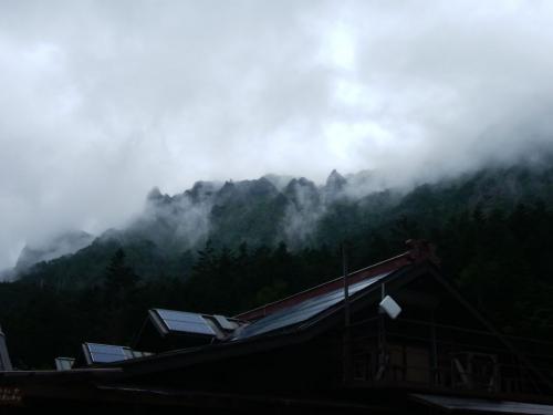 ときどきガスがはけて稜線見えるけど、またすぐにガスる。今日はダメだね