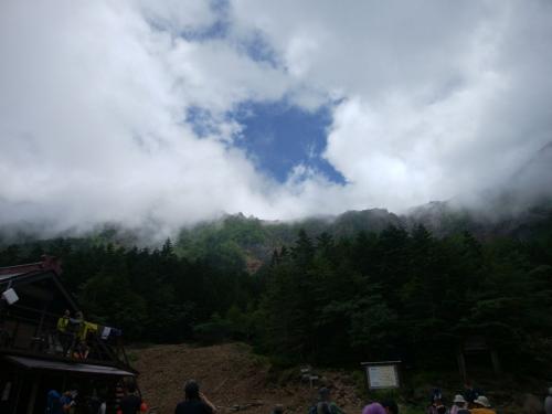 青空があって稜線が見えるときあるけど、やっぱすぐにガスる