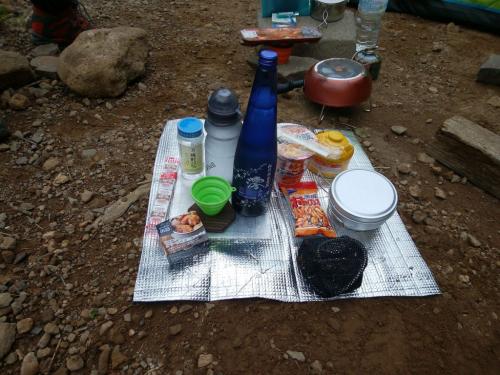 夕方になり、もうしびれをきらして宴会をはじめる