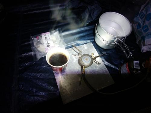 夜22:30に目が覚めると外は雨。テント内でコーヒーを作っていただく