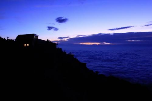 夜が明けるとともに素晴らしい雲海が待っていた