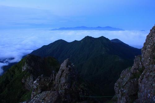 南アルプスも雲に浮かぶ