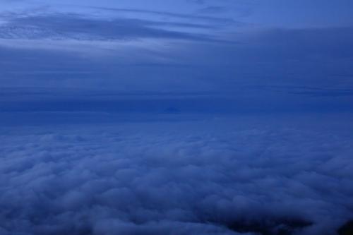 遠く富士山も雲海に浮かぶ