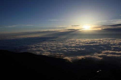 素晴らしい雲海の中でのご来光