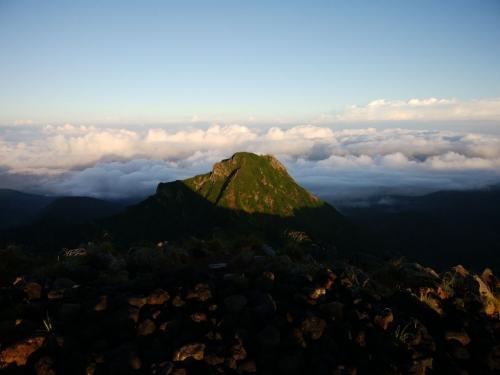 阿弥陀岳が陽に照らされる