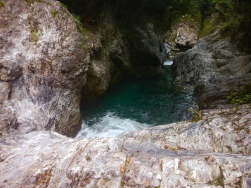 ここで大釜の5mの滝。これはちょっと飛び込むの怖いわぁ～消化不足なのでこのまま戻り沢を登ります