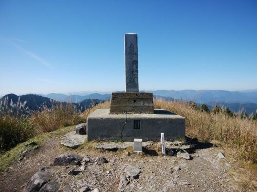 三角点。そして石碑があったけど意味が分からなかった