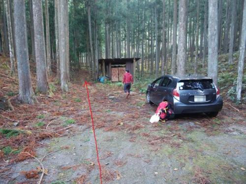 ここに駐車して矢印の方向に向かいます