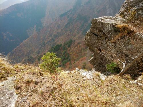 写真では伝わらないけど、結構な断崖絶壁。かなりの高度感がある