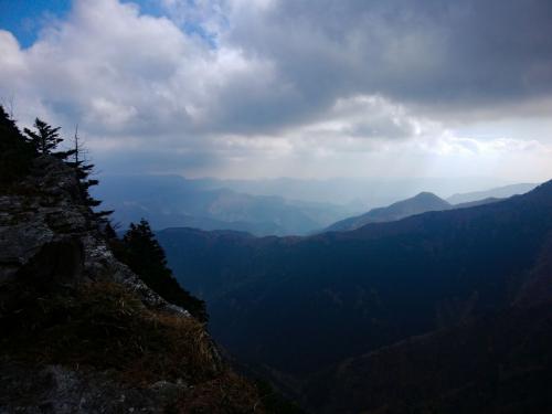 伯母谷覗に戻るとちょっと青空が出てた。右手に飛び出た山の麓に小屋が見える。おそらく和佐又山とヒュッテかな！？