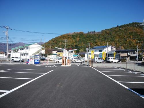 河口湖駅前のコインパーキングに車を駐車してスタート