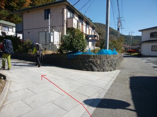 ここを左。道標が出てきた