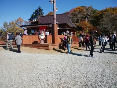 人がたくさん～外国人が多かった。ロープウェイで来る人たくさんいるんですな