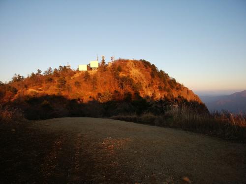 三ツ峠山のピークも夕日に照らされていた