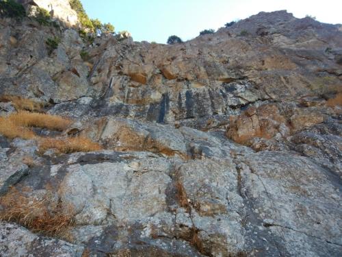 ここがロッククライミング場所か。結構な岩場ですな