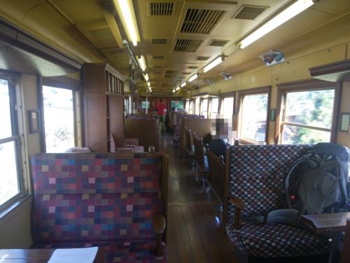 登山電車の中はこんな感じだけど、登山者用の電車ではないのねｗ