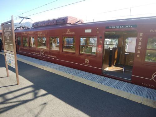 下吉田駅で電車がしばらく停車