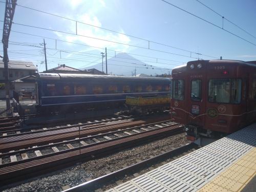 駅から電車と富士山を望む