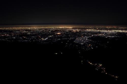 素晴らしい夜景ですわ。ただ、空にあるラインが残念な感じだった
