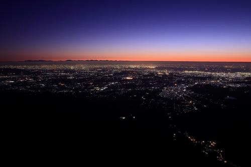 さあ、トワイライト夜景です。これが見たくてわざわざ登ってやったんよ～