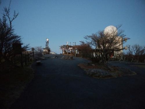 早朝のロープウェイ山頂駅付近は誰もいないし、閉まってる。自動販売機はあきらめた