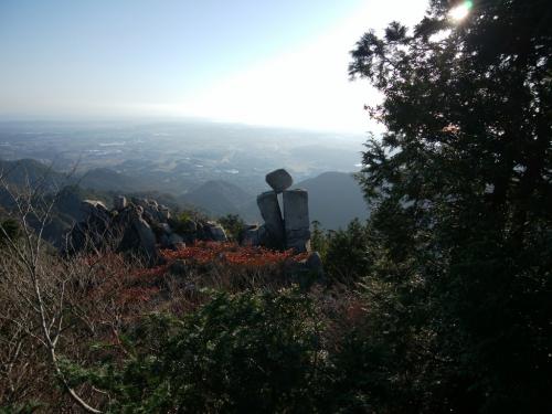 これよく見る地蔵岩ってやつよね！？