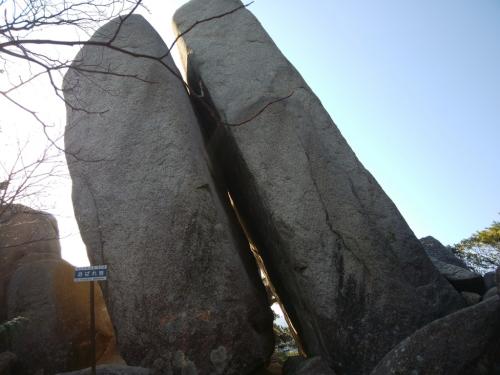 あばれ岩とはこんなだったんだ。行きは暗くてよくわからんかった