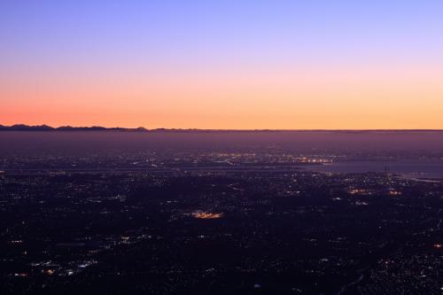 ズームで中央左側に富士山がみえとります！この形はどう考えても富士山です