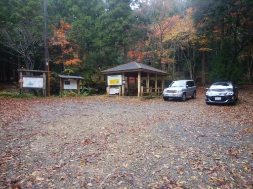 筱見四十八滝入口。ここに駐車します