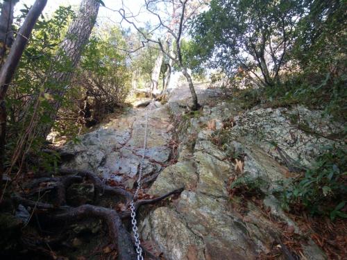 結構な岩場を登っていくのね。これ一番長い岩場だった。滑ったらアウトですよ