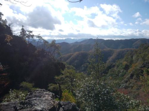 岩の上からちょい良い展望が開ける