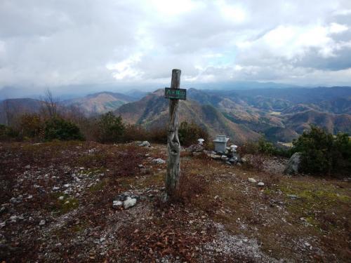 八ヶ尾山（678ｍ）に到着しました。ここまで長かった感じがした。人は誰もいませんわ