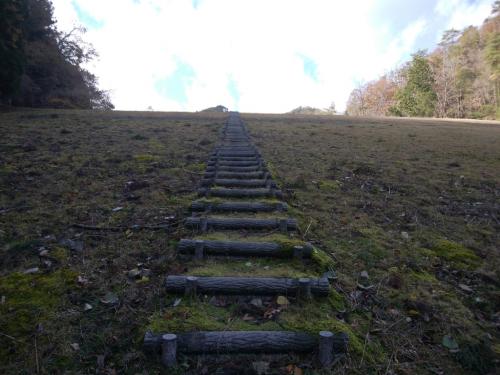 ここにきて、またすごい階段を登っていく