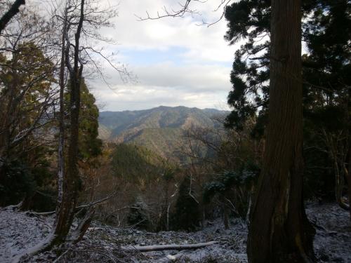 ちらっと見える景色だけど、この付近の地形に詳しくないのでどこの山が見えてるのかがわからない