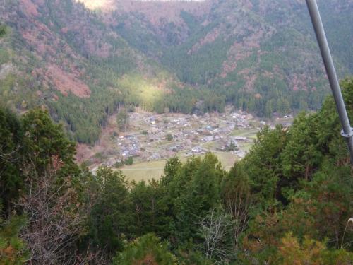 鉄塔から見るかやぶきの里。う～ん、夜景撮影に登ろうと思っての下見だったけど、なんかあんまりだなぁっといった感じだった。まあ上からかやぶきの里が見れたのでこれはこれでOK