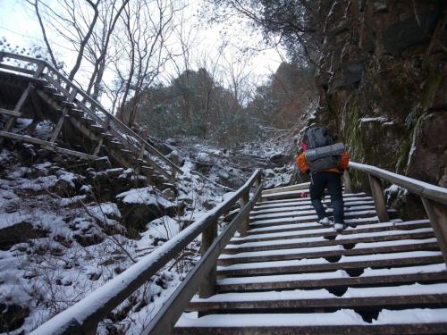 えっちらほっちら階段をあがっていきます
