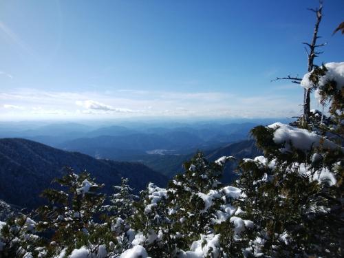岩を登りきると快晴の展望。写真では見えないけど白山も見えた