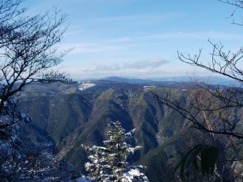 この向こう側の山が気になって、高原みたいになってる
