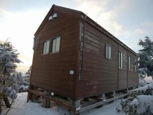 山頂直下の避難小屋に到着