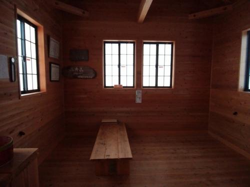 避難小屋の中はこんな感じでめっちゃ綺麗