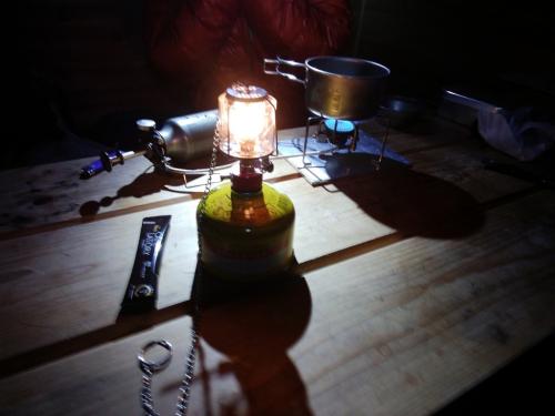 小屋の中結構寒いのでとりあえずランタンしてコーヒーを飲む